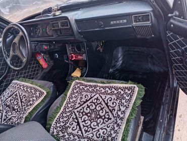 шины 2356516c: Салон автомобиля ВАЗ 2107 с элементами тюнинга. Черная приборная