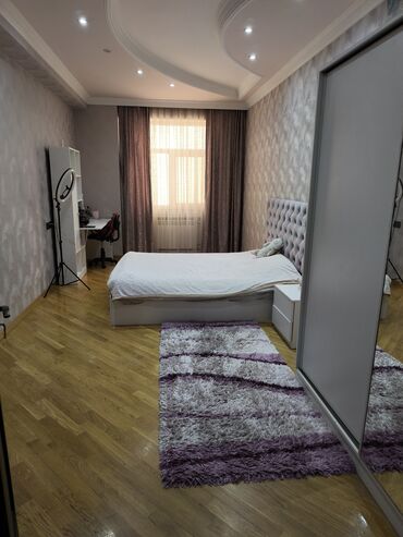 Uzunmüddətli kirayə mənzillər: Geniş və işıqlı mənzil Satilir - Planlama: geniş dəhliz, böyük yataq — 23