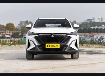 changan auchan a600ev: Белый кроссовер Changan с черными колесными дисками. Автомобиль имеет