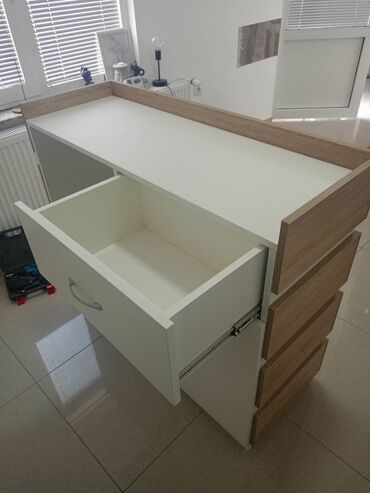 Komode: Pult 12 Materijal i Dekor: Izrađuje se od univera debljine 18mm u — 18