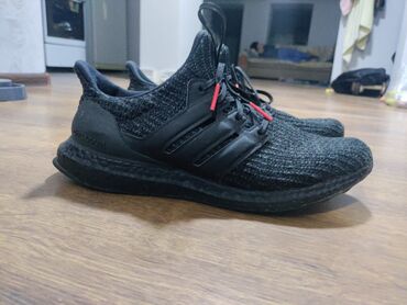 Krasofkalar və idman ayaqqabıları: Qara rəngdə olan Adidas UltraBoost idman ayaqqabısı. Elastik və rahat