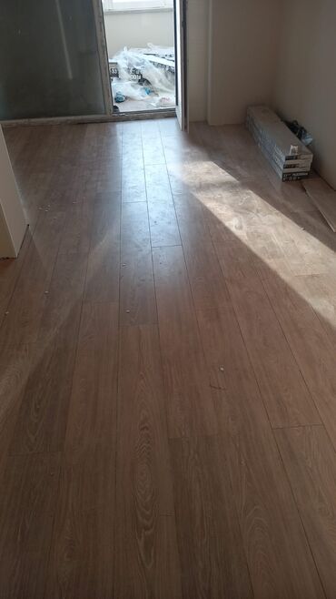 Döşəmə işləri: Laminat ustasi Her nov laminatlarin vurulmasi 90 derece,duz,sahmat — 23