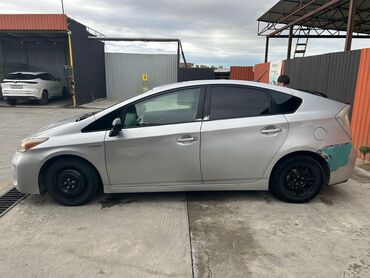 Toyota: Toyota Prius Hybrid – gümüş rəng, sedan/hatchback kuzov. Texniki və — 12