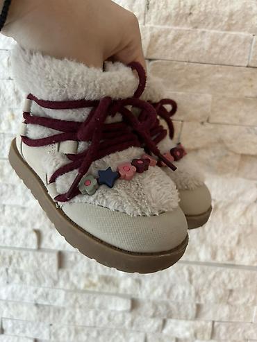 bele ski pantalone: Dečije zimske čizmice Zara, broj 22, dužina gazista 13,6 cm. - — 3