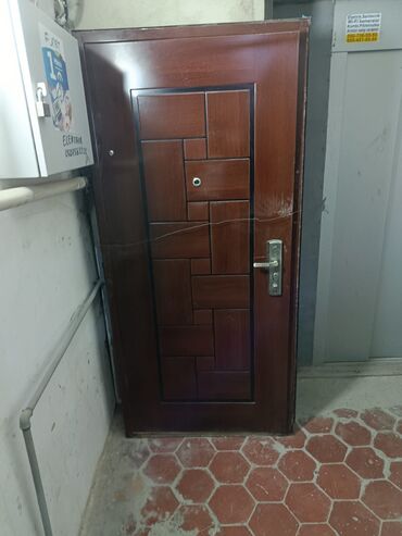 darvazalar işlenmiş: Mənzil üçün İşlənmiş Giriş qapısı Glazok ilə, Zəmanətsiz, Ünvandan götürmə