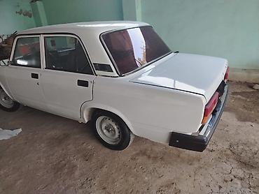 disk ve tekerler type 1: VAZ 2107 sedan – klassik arxaötürücülü model. - Kuzov: ağ rəng, xrom — 7