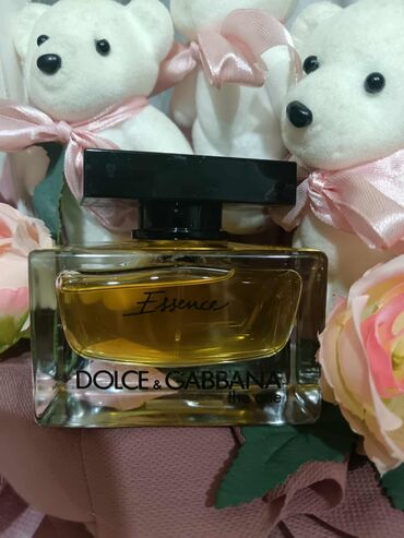 Parfemi: Crna bočica parfema Versace Crystal Noir sa fasetiranim čepom u obliku — 6