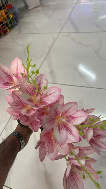 Süni güllər: Məhsul: Süni gül buketləri və kompozisiyalar Təsvir: - Realistik — 21