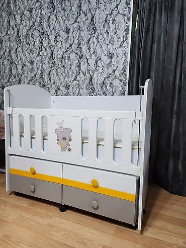 Beşiklər: Uşaq beşiyi – çoxfunksiyalı, ağ-boz rəngdə, sarı dekor zolaqlı model — 2