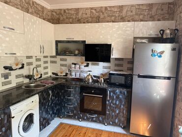 Divan və kreslo dəstləri: Metbex mebeli 400₼ .Olcu 3/2 .Uzerinde qaz,moyka,aspiratr verilir