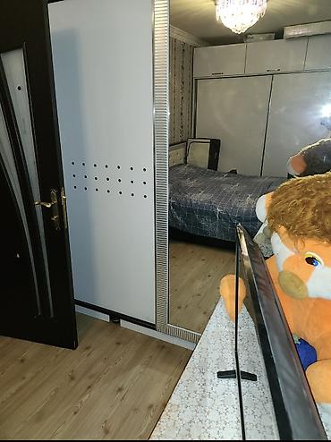 Dolablar: Ağ rəngli sürgülü qapılı geyim dolabı - 2 qapılı konstruksiya: biri — 3