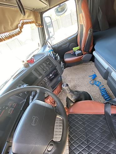 дом на колесе: Тягач, Volvo, 2010 г., Шторный — 9