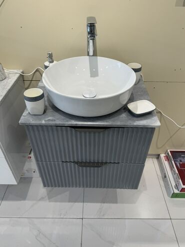 Hamam üçün aksessuarlar: Bu dəstəkləyici şkafı olan tək lavabodur. Lavabo ağ rəngdə, dəyirmi