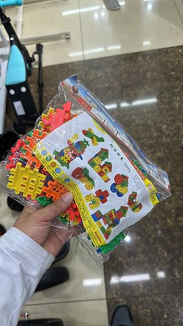 игрушка конструктор: Развивающий конструктор из пластиковых деталей - Набор разноцветных — 1