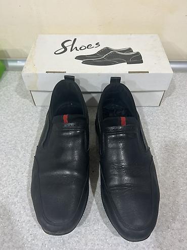 - Məhsul: Kişi ayaqqabısı, klassik slip-on model - Rəng: Qara -