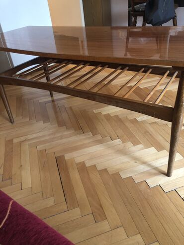 Setovi stolova i stolica: Dve drvene stolice i drveni stočić presvučen ultrapasom, nalaze se na — 8