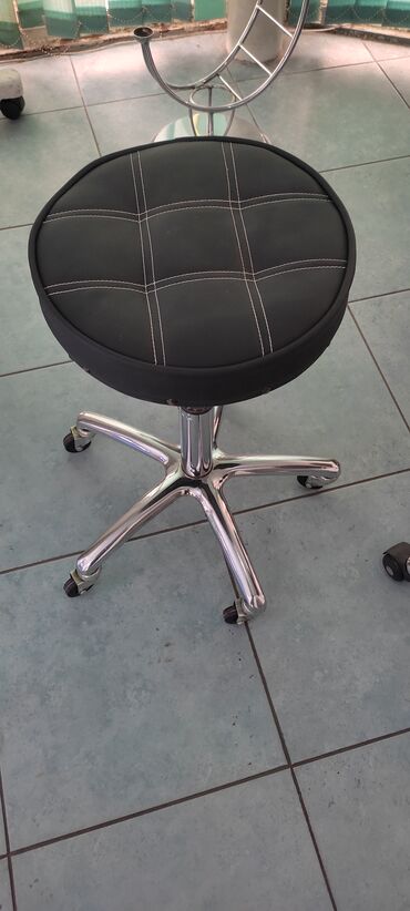 стулья для компьютера: Продаю оборудование для салона красоты б/у в хорошем состоянии. стул