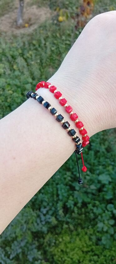 Yemək masaları, oturacaqları: Məhsul: Əl işi tənzimlənən bilərziklər Təsvir: - Rəngli kvadrat/kubr — 1