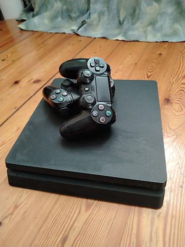 купить игровой компьютер бу: Sony PlayStation 4 Slim (qara) + 2 ədəd DualShock 2 pultu ustundeki — 1