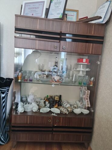 Dolablar: Açılan, 4 qapılı Düz dolab, Qorka