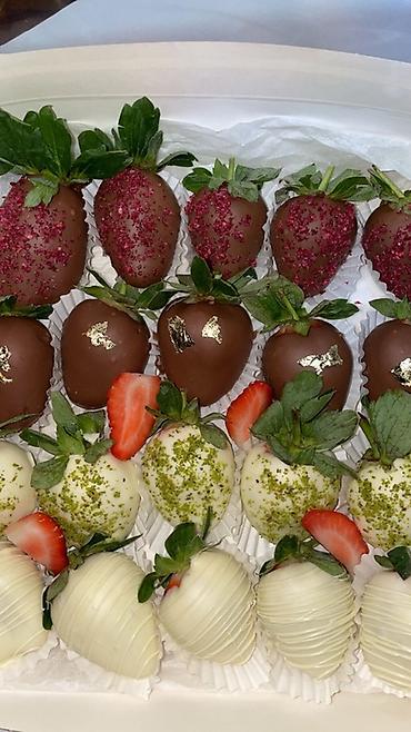 Кондитерские изделия, сладости: Клубника в шоколаде — набор ягод премиального размера, покрытых — 2