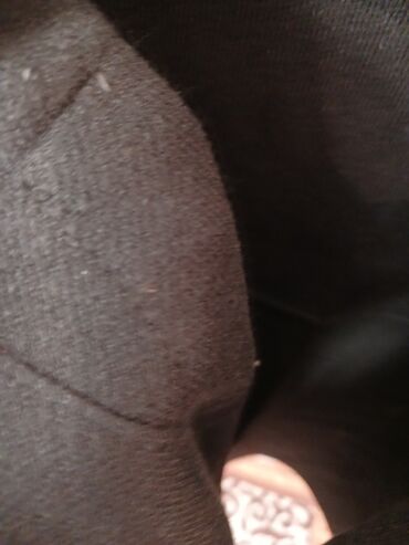 Kardiqanlar, jaketlər: Naxışlı qadın kardiganı. Qara rəngdədir və üzərində güllü naxışlar — 14