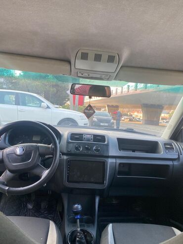 Skoda: Skoda Fabia, ağ rəng, 5 qapılı hetçbek. Texniki və daxili — 4