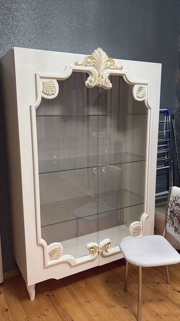 Rəf vitrinləri: Şüşəli dolab vitrini