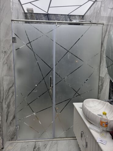 qapı setka: Şüşə kabin, hamam otaqları üçün nəzərdə tutulmuşdur. Şəffaf olmayan
