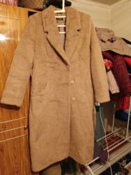 на железных номерах: Шубка‑пальто из искусственного меха (teddy), бежево‑песочный цвет. -