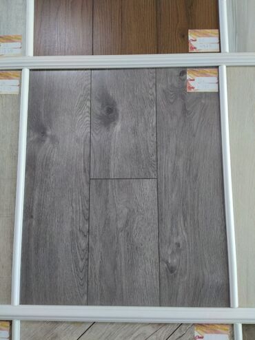 taxtanın kubu: Boz rəngli, taxta görünüşlü laminat döşəmə. Bu laminat tək panel