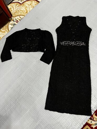 платья каракол: Вечернее платье, Классическое, Короткая модель, Велюр, С рукавами, S (EU 36), M (EU 38)