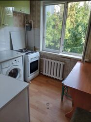 продаю 2х команатную квартиру в 7 мкр: 2 бөлмө, 43 кв. м, 104-серия, 4 кабат, Эски ремонт