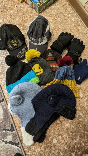 зимние кепка: 6 шапок, 2 кепки утеплённые, 2е перчаток - все за 500с
детское 5-7лет