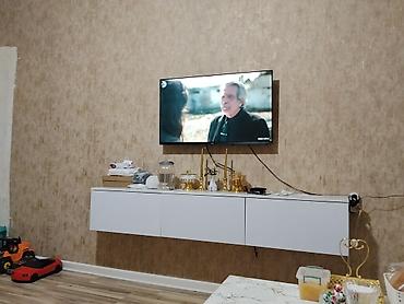 alcipandan televizor alti: Divara montaj olunan TV paneli üçün asma konsol/dolab - Minimalist — 1