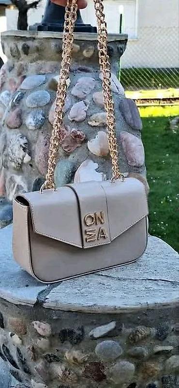 doca torbe: Ženska crossbody torbica sa zlatnim lancem - Model: kompaktna torbica — 7