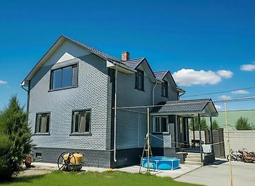 домики из дерева: Продаётся современный двухэтажный дом из кирпича с мансардной крышей и — 1