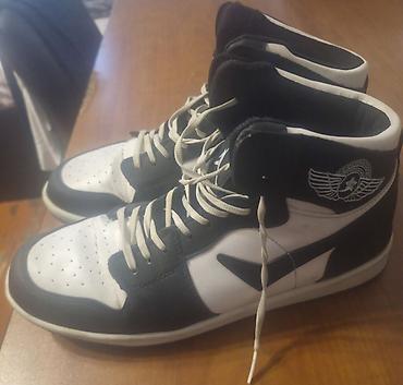 nike air force: Qara‑ağ rəng sxemli hündür boğazlı idman ayaqqabısı - Üslub — 3