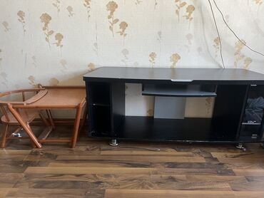 мебель стол: Тумба Телевизордун астына, Зал үчүн, Күзгүсүз, Колдонулган