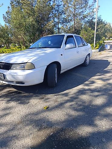 Daewoo: Daewoo Nexia sedan, 4 qapı, ağ rəng. - Kuzov: kompakt sedan, ön — 4