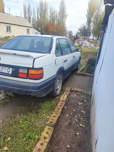 Volkswagen: Volkswagen Passat: 1989 г., 1.8 л, Механика, Бензин, Седан