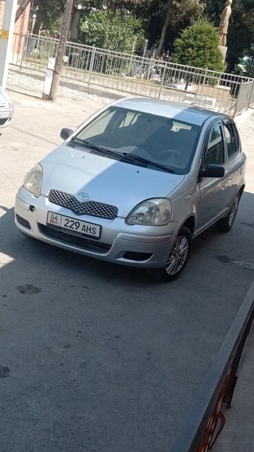 диск r16c: Автомобиль Toyota Vitz серебристого цвета, представленный в кузове