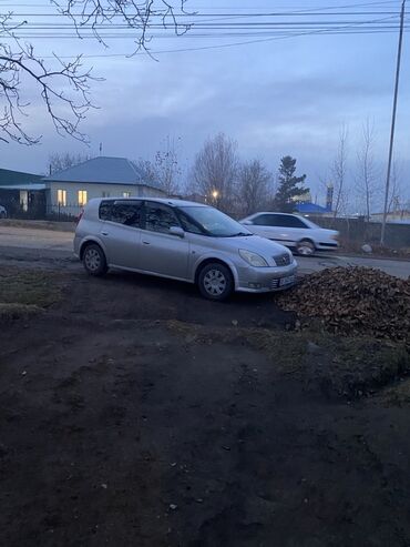 хоба машина: Серебристый компактвэн Toyota Verso с просторным салоном и