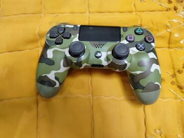 Camo naxışlı, simsiz oyun pultu. Bu pultda oyun təcrübəsini artırmaq