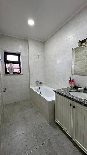 Продажа коттеджей и домов: Продается 2-х эт. дом + цокольный этаж Район Киргизия-1 Зем. участка - — 21