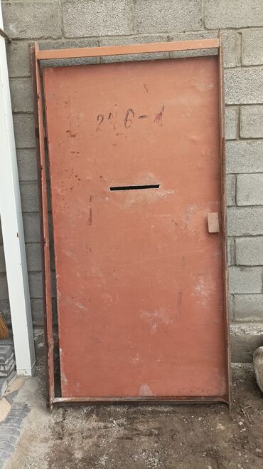 дверь наружные: Входная дверь, Металл, Левостороний механизм, цвет - Бордовый, Б/у, 2000 * 1000, Самовывоз