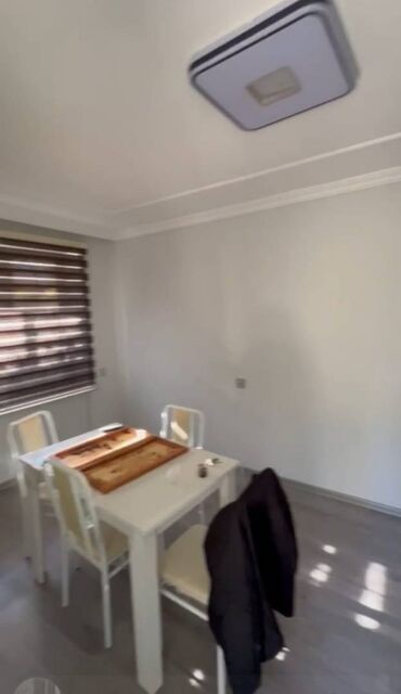 Digər kommersiya daşınmaz əmlakı: Obyekt icarəyə verilir. 1-ci mərtəbə 30 kvm, zirzəmi 25 kvm və 30 kvm — 4