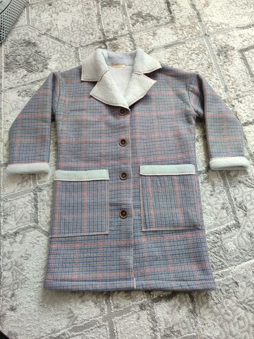 Верхняя одежда: Пальто деми на девочку 10-12-12 лет цена 1000 сом в отличном состоянии