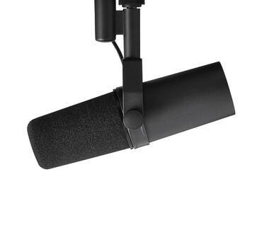 Студийные микрофоны: Микрофон Shure SM7B с поролоновой ветрозащитой. Динамический микрофон