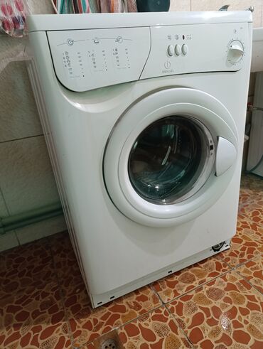 карызга машина алам: Кир жуучу машина Indesit, Колдонулган, Автомат, 5 кг чейин, Компакттуу